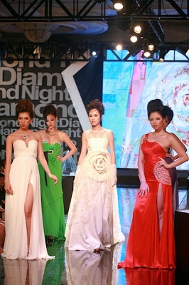 Á hậu Hoàng My rạng rỡ trong váy cưới đính đá quý DOJI - 2 Á hậu Hoàng My rạng rỡ trong váy cưới đính đá quý DOJI - 2