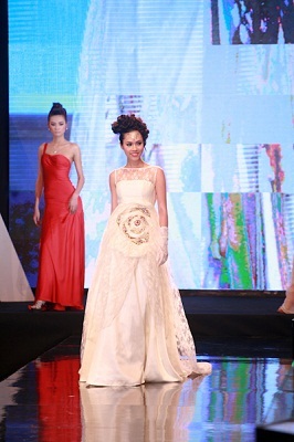 Á hậu Hoàng My rạng rỡ trong váy cưới đính đá quý DOJI - 3 Á hậu Hoàng My rạng rỡ trong váy cưới đính đá quý DOJI - 3