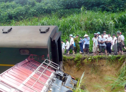 Vụ lật tàu kinh hoàng ở Yên Bái qua lời kể của lái tàu - 2 Vụ lật tàu kinh hoàng ở Yên Bái qua lời kể của lái tàu - 2