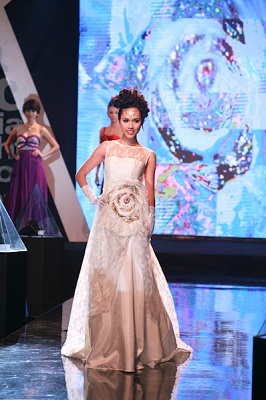 Á hậu Hoàng My rạng rỡ trong váy cưới đính đá quý DOJI - 5 Á hậu Hoàng My rạng rỡ trong váy cưới đính đá quý DOJI - 5