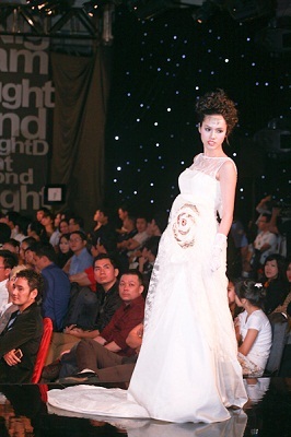 Á hậu Hoàng My rạng rỡ trong váy cưới đính đá quý DOJI - 6 Á hậu Hoàng My rạng rỡ trong váy cưới đính đá quý DOJI - 6