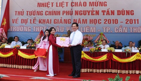 Thủ tướng Nguyễn Tấn Dũng dự khai giảng tại Cần Thơ - 4 Thủ tướng Nguyễn Tấn Dũng dự khai giảng tại Cần Thơ - 4