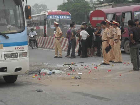 Hà Nam: Xe khách đâm xe tải, 10 người bị thương nặng - 3