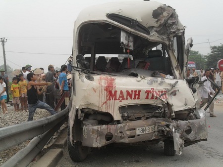 Hà Nam: Xe khách đâm xe tải, 10 người bị thương nặng - 1