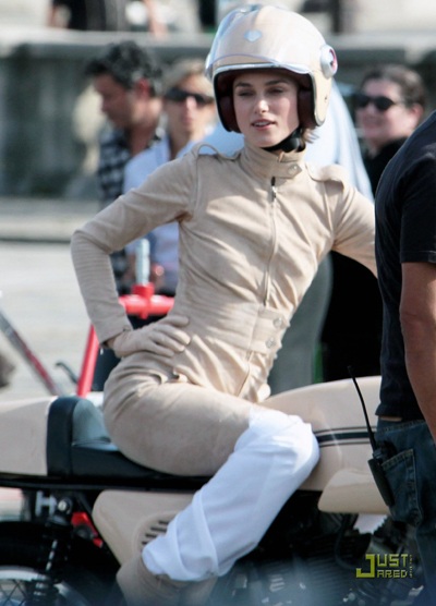Keira Knightley cưỡi mô tô quay quảng cáo Chanel  - 6