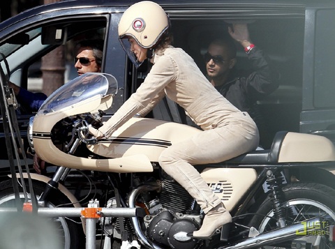 Keira Knightley cưỡi mô tô quay quảng cáo Chanel  - 7