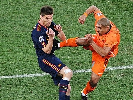 De Jong không hối hận với cú kung-fu nhằm vào Alonso - 1