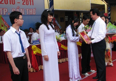 Thủ tướng Nguyễn Tấn Dũng dự khai giảng tại Cần Thơ - 3 Thủ tướng Nguyễn Tấn Dũng dự khai giảng tại Cần Thơ - 3