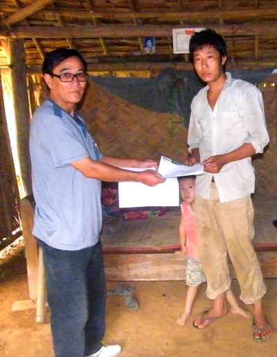 Cha con anh Lương Văn Thái tiếp tục nhận quà - 1 Cha con anh Lương Văn Thái tiếp tục nhận quà - 1