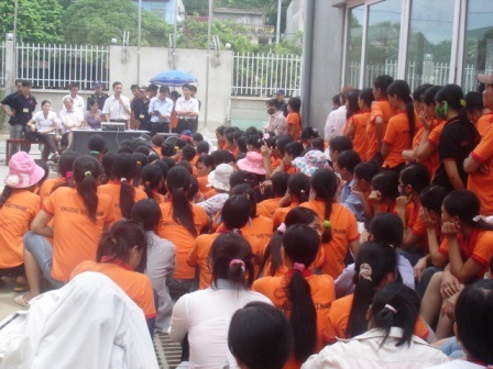 Hơn 300 công nhân ngừng việc đòi quyền lợi - 3