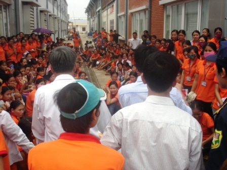 Hơn 300 công nhân ngừng việc đòi quyền lợi - 1