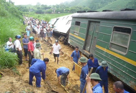 Thông tàu Hà Nội - Lào Cai sau 22 tiếng gặp sự cố - 1 Thông tàu Hà Nội - Lào Cai sau 22 tiếng gặp sự cố - 1