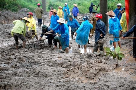 Sớm xét xử vụ án điểm đổ bùn thải xâm phạm 30 ngôi mộ - 1