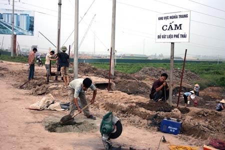 Sớm xét xử vụ án điểm đổ bùn thải xâm phạm 30 ngôi mộ - 2