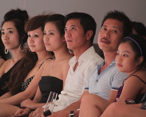 Hoàng Thùy Linh đưa bạn trai đi dự tiệc - 3 Hoàng Thùy Linh đưa bạn trai đi dự tiệc - 3