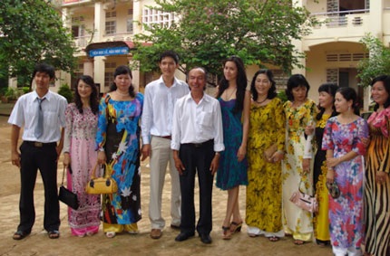 Á hậu Hoàng My về thăm lại trường xưa - 1 Á hậu Hoàng My về thăm lại trường xưa - 1