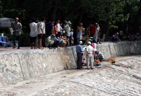 Phát hiện xác người phụ nữ dưới hồ Bảy Mẫu - 1 Phát hiện xác người phụ nữ dưới hồ Bảy Mẫu - 1