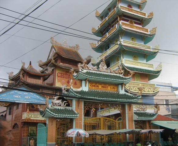 Hàng trăm bạn đọc đến chùa viếng bé Nhân Ái - 1