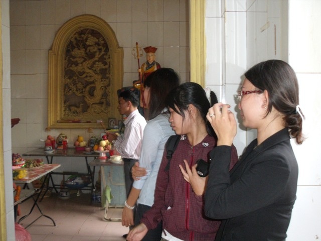 Hàng trăm bạn đọc đến chùa viếng bé Nhân Ái - 2