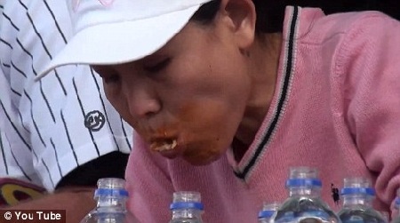 “Ngốn” 181 cánh gà trong 12 phút - 2 “Ngốn” 181 cánh gà trong 12 phút - 2