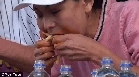 “Ngốn” 181 cánh gà trong 12 phút - 3 “Ngốn” 181 cánh gà trong 12 phút - 3