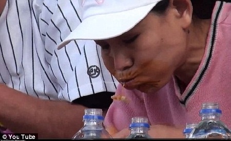 “Ngốn” 181 cánh gà trong 12 phút - 1 “Ngốn” 181 cánh gà trong 12 phút - 1