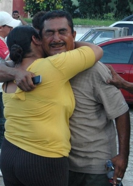 Nhóm tay súng xông vào nhà máy giày, giết chết 15 người - 1