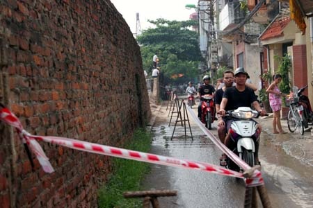 Hà Nội: Tường rào cũ bất ngờ đổ sập, 1 người bị thương - 3