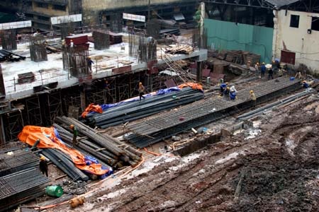 Hà Nội: Tường rào cũ bất ngờ đổ sập, 1 người bị thương - 4