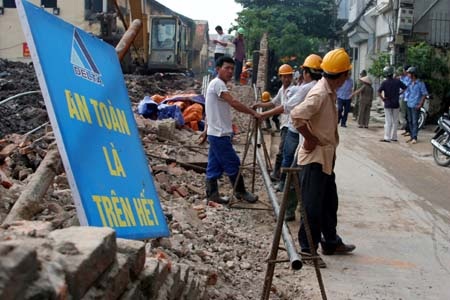 Hà Nội: Tường rào cũ bất ngờ đổ sập, 1 người bị thương - 2