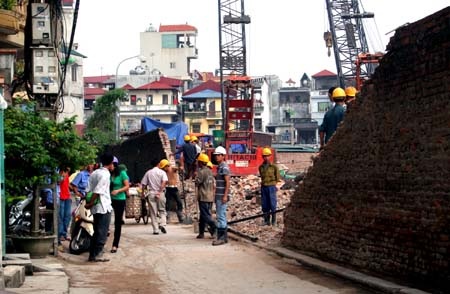 Hà Nội: Tường rào cũ bất ngờ đổ sập, 1 người bị thương - 1