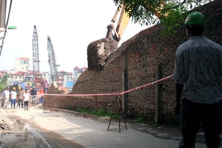 Hà Nội: Tường rào cũ bất ngờ đổ sập, 1 người bị thương - 5