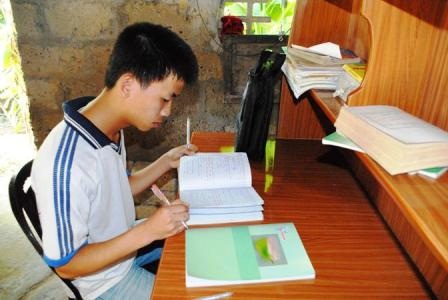 Cậu học trò nghèo bán vé số đậu đại học - 3