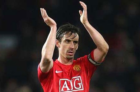 Gary Neville tính chuyện treo giày - 1 Gary Neville tính chuyện treo giày - 1