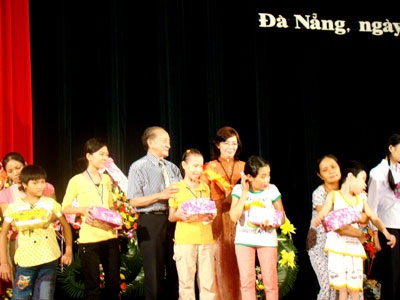 Ra mắt trung tâm cứu trợ trẻ em tàn tật - 1