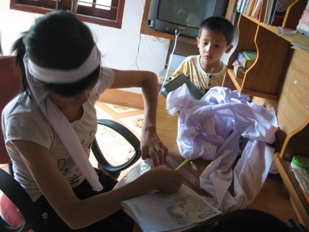 10 năm nhờ đôi chân cha tìm con chữ - 1 10 năm nhờ đôi chân cha tìm con chữ - 1