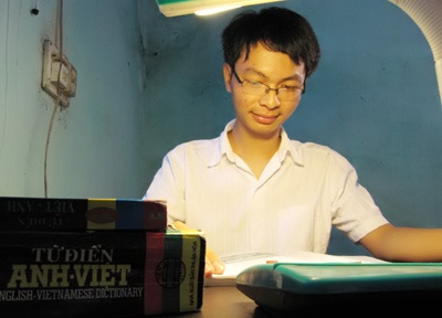 Tặng thưởng laptop và điện thoại cho các thủ khoa ĐH 2010  - 1