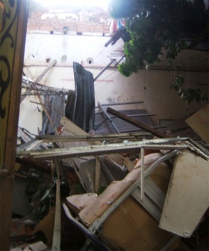 Tường đổ, 2 nhân viên công ty chè nguy kịch - 1