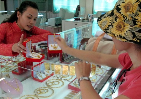 Giá vàng giao dịch dưới mốc 2,93 triệu đồng/chỉ - 1 Giá vàng giao dịch dưới mốc 2,93 triệu đồng/chỉ - 1