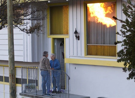 Mỹ: Nổ lớn, nhiều ngôi nhà gần sân bay nhấn chìm trong biển lửa - 2