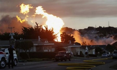 Mỹ: Nổ lớn, nhiều ngôi nhà gần sân bay nhấn chìm trong biển lửa - 5