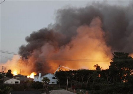 Mỹ: Nổ lớn, nhiều ngôi nhà gần sân bay nhấn chìm trong biển lửa - 15