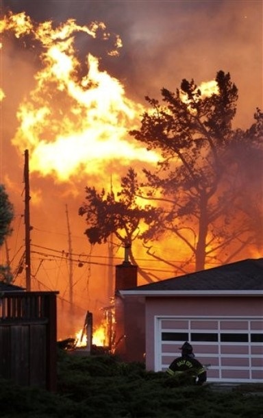 Mỹ: Nổ lớn, nhiều ngôi nhà gần sân bay nhấn chìm trong biển lửa - 8