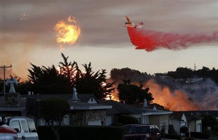 Mỹ: Nổ lớn, nhiều ngôi nhà gần sân bay nhấn chìm trong biển lửa - 6