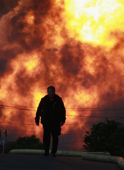 Mỹ: Nổ lớn, nhiều ngôi nhà gần sân bay nhấn chìm trong biển lửa - 4