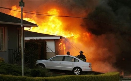 Mỹ: Nổ lớn, nhiều ngôi nhà gần sân bay nhấn chìm trong biển lửa - 9