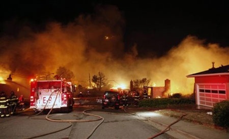 Mỹ: Nổ lớn, nhiều ngôi nhà gần sân bay nhấn chìm trong biển lửa - 1