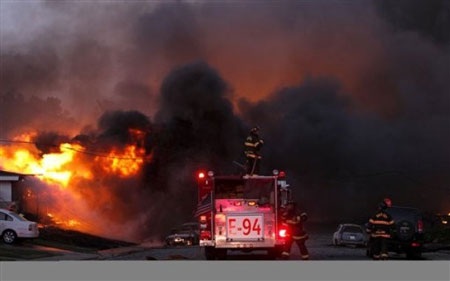 Mỹ: Nổ lớn, nhiều ngôi nhà gần sân bay nhấn chìm trong biển lửa - 11