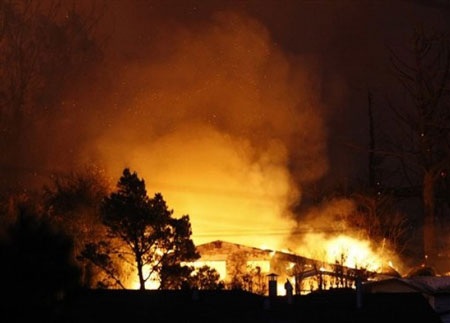 Mỹ: Nổ lớn, nhiều ngôi nhà gần sân bay nhấn chìm trong biển lửa - 12