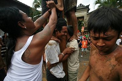 Lễ hội trèo cau bôi mỡ kỳ quặc ở Indonesia - 10 Lễ hội trèo cau bôi mỡ kỳ quặc ở Indonesia - 10